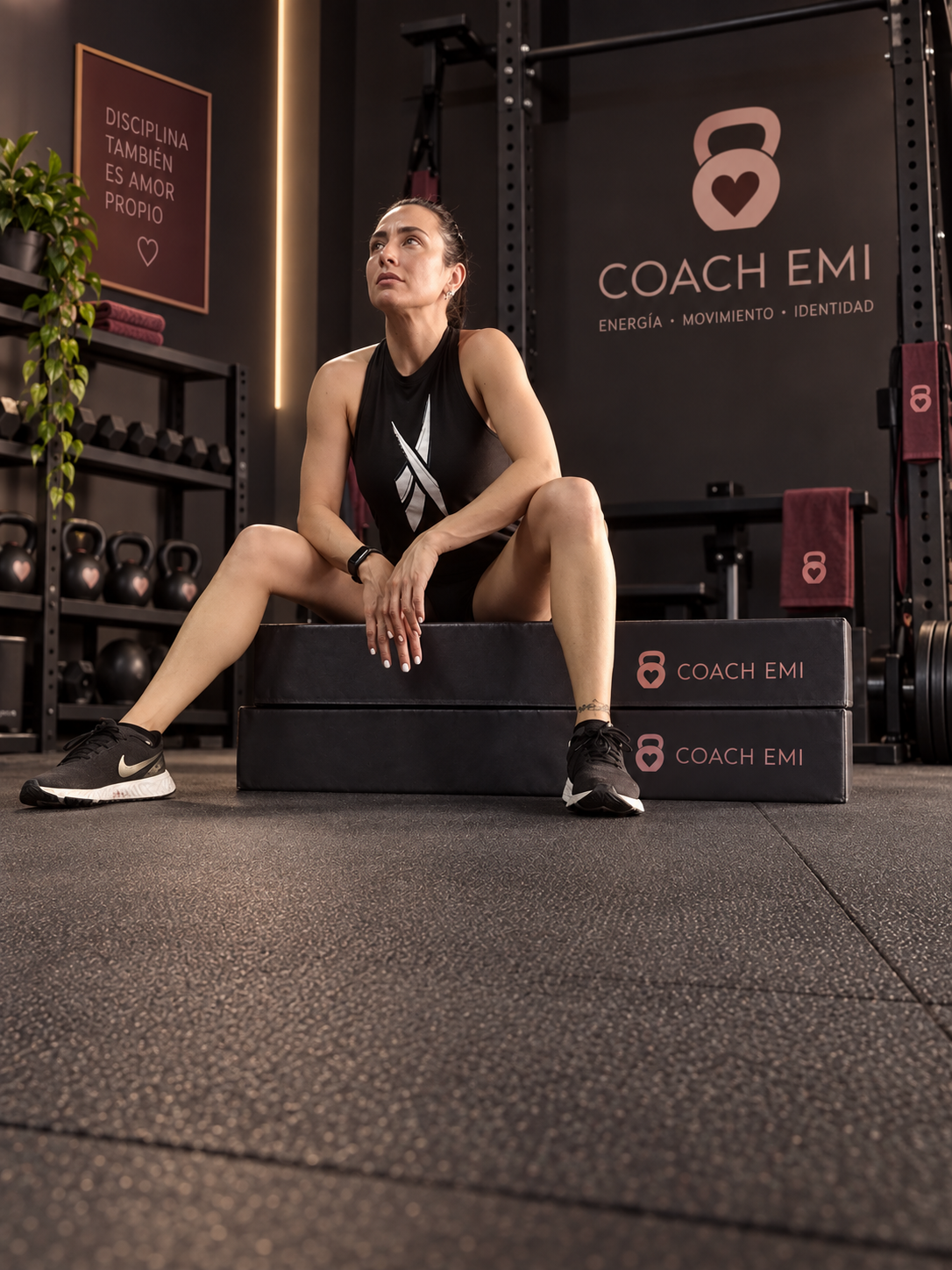 Coach Emi sentada y descansando después de entrenar en su estudio